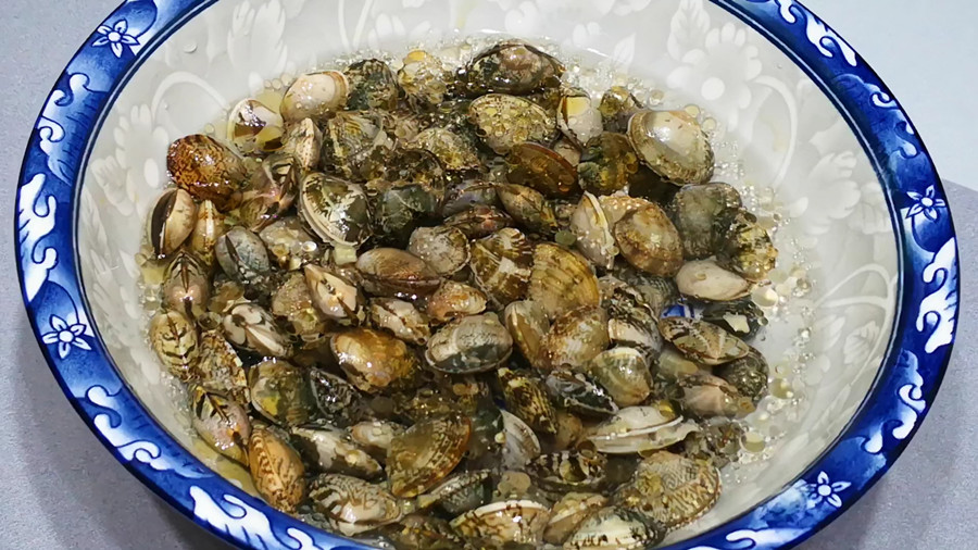 It's so easy to remove the sand from the clams. Don't just add salt. I will teach you a trick