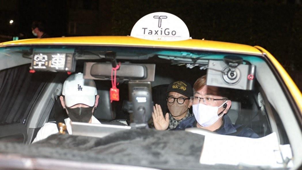 Gu Jun arrived at his wife's mansion at night! Smiling and looking ...