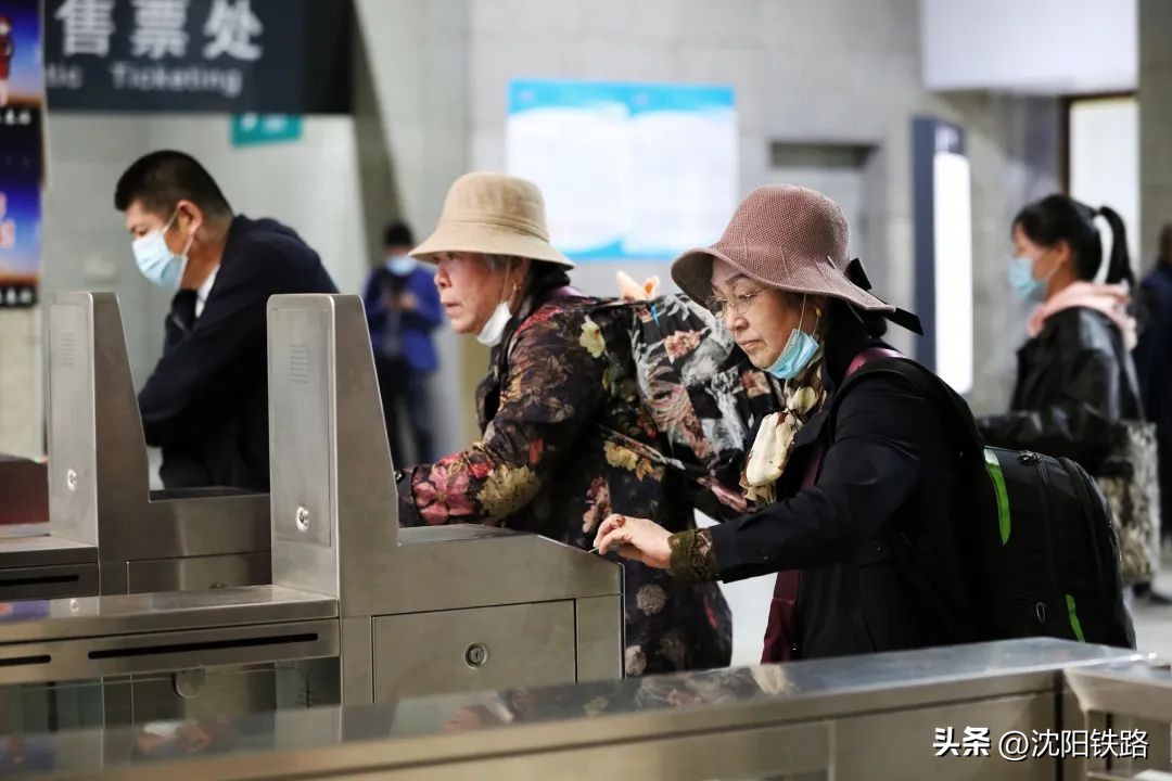 网上订火车票怎么取票（火车票网上怎么买）