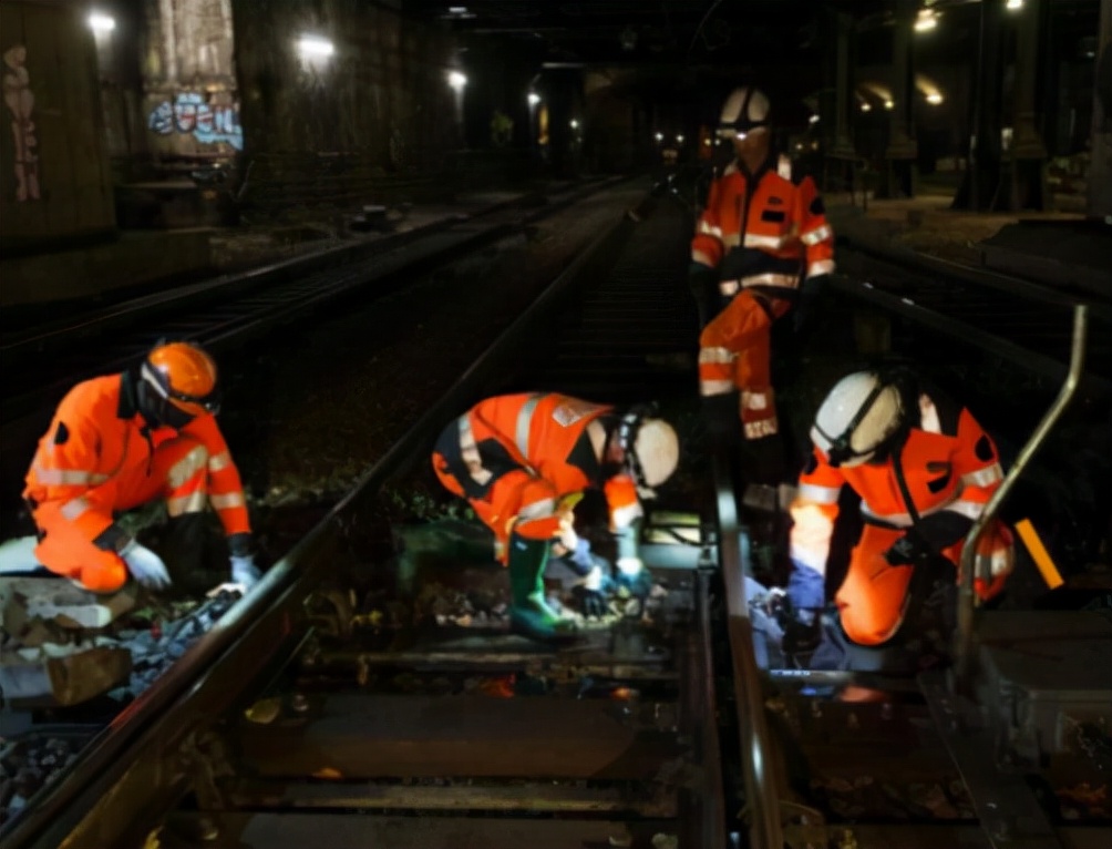 Have you ever seen a 240-knot train?How to transport 24,000 tons of ...