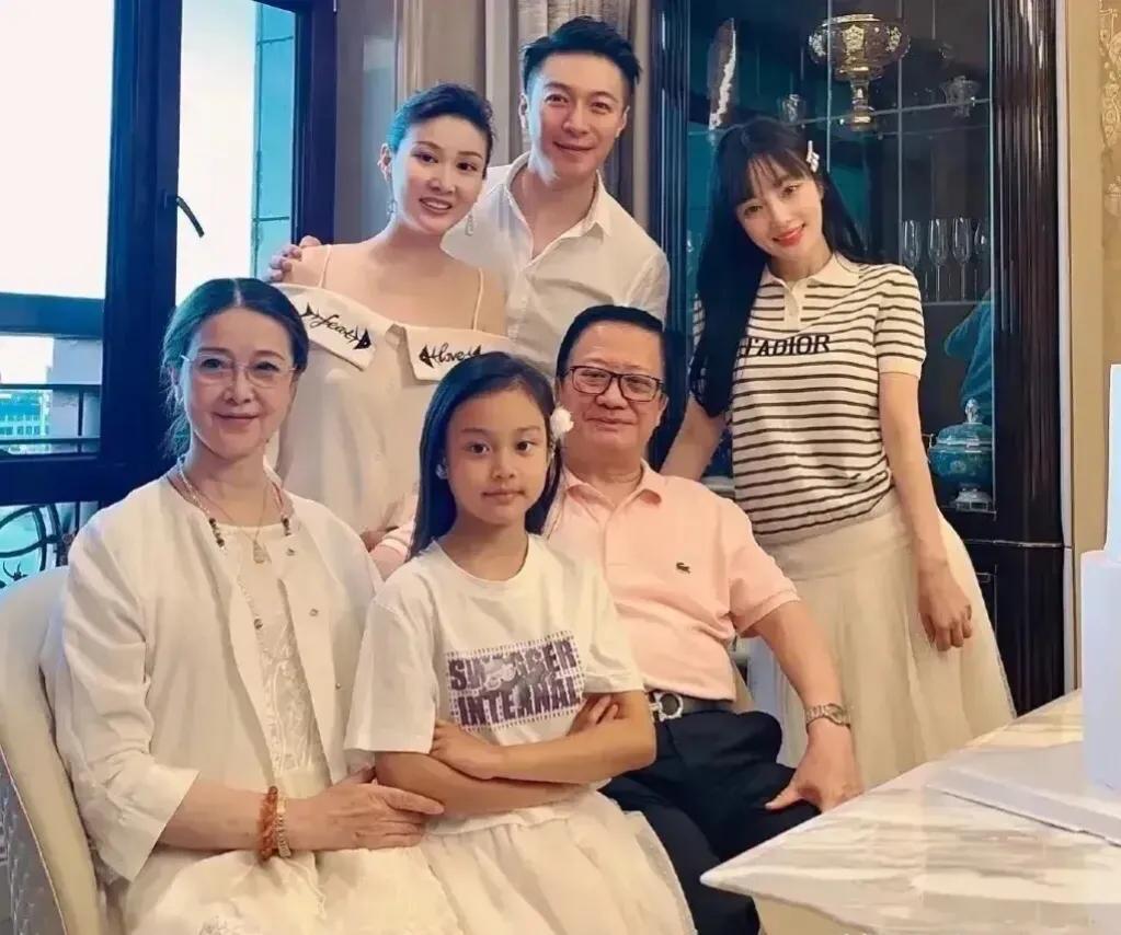 41yearold Li Xiaolu seldom posted a family portrait. The family looks