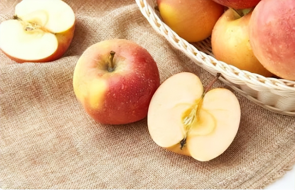 Insist on eating apples on an empty stomach after getting up in the