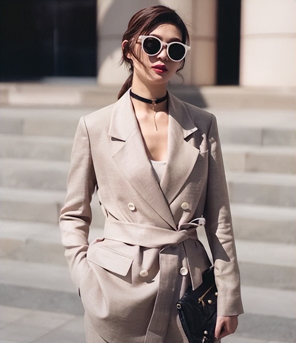 Men's clothes have buttons on the right, why are women's buttons still