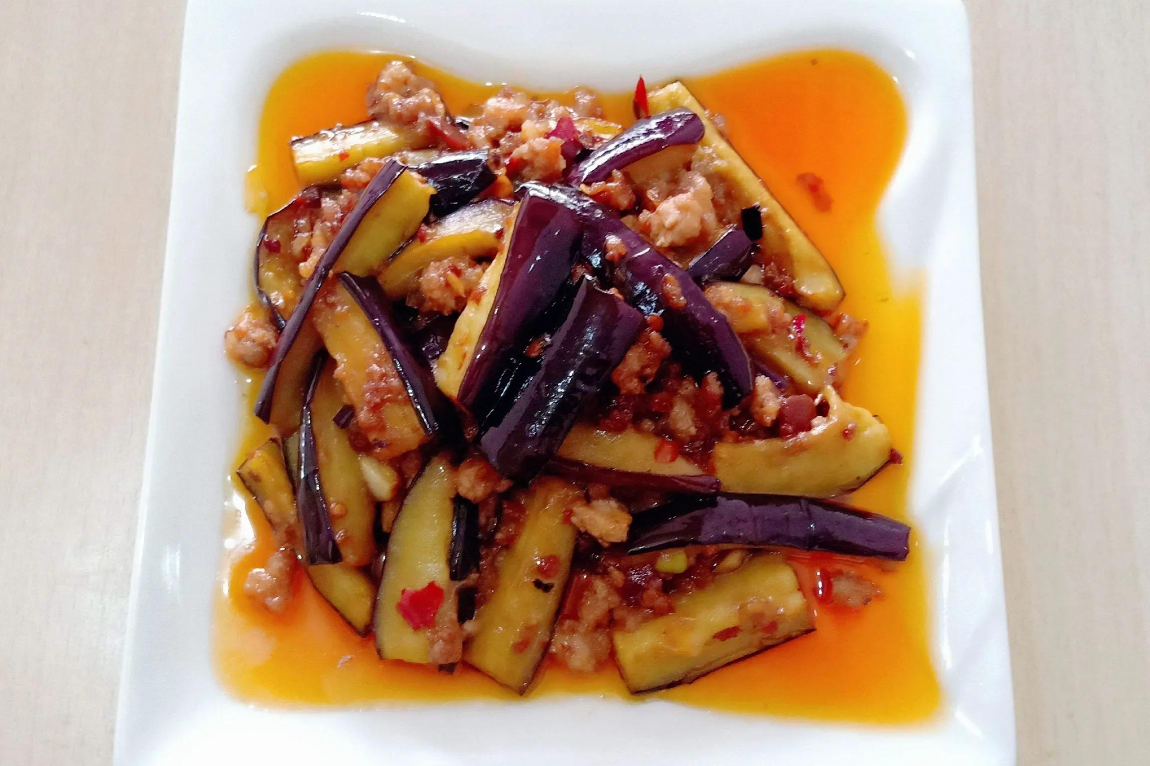 Chef Don't put oil first when frying eggplants!Remember to do one more