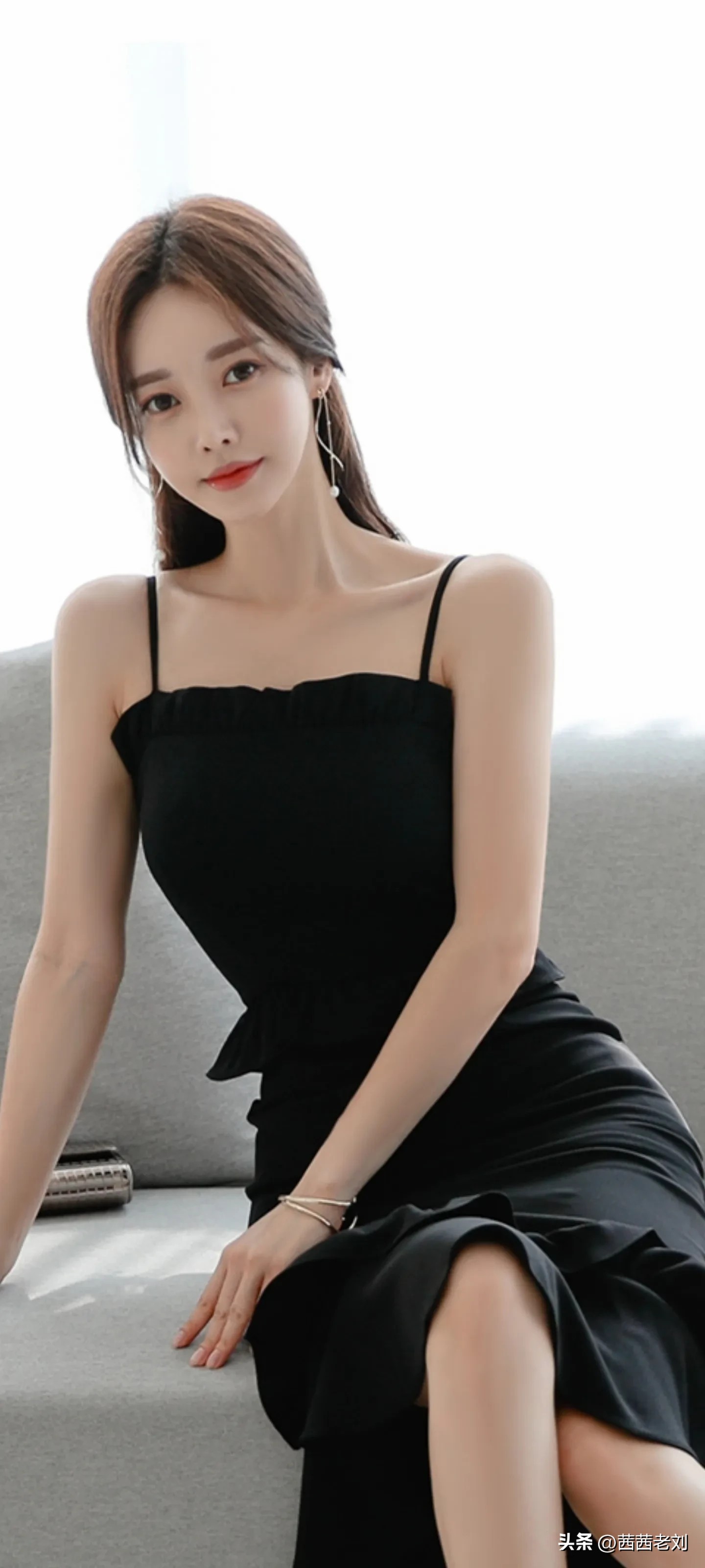 Sun Yunzhu is wearing a sexy black dress, with jade-like skin and a ...