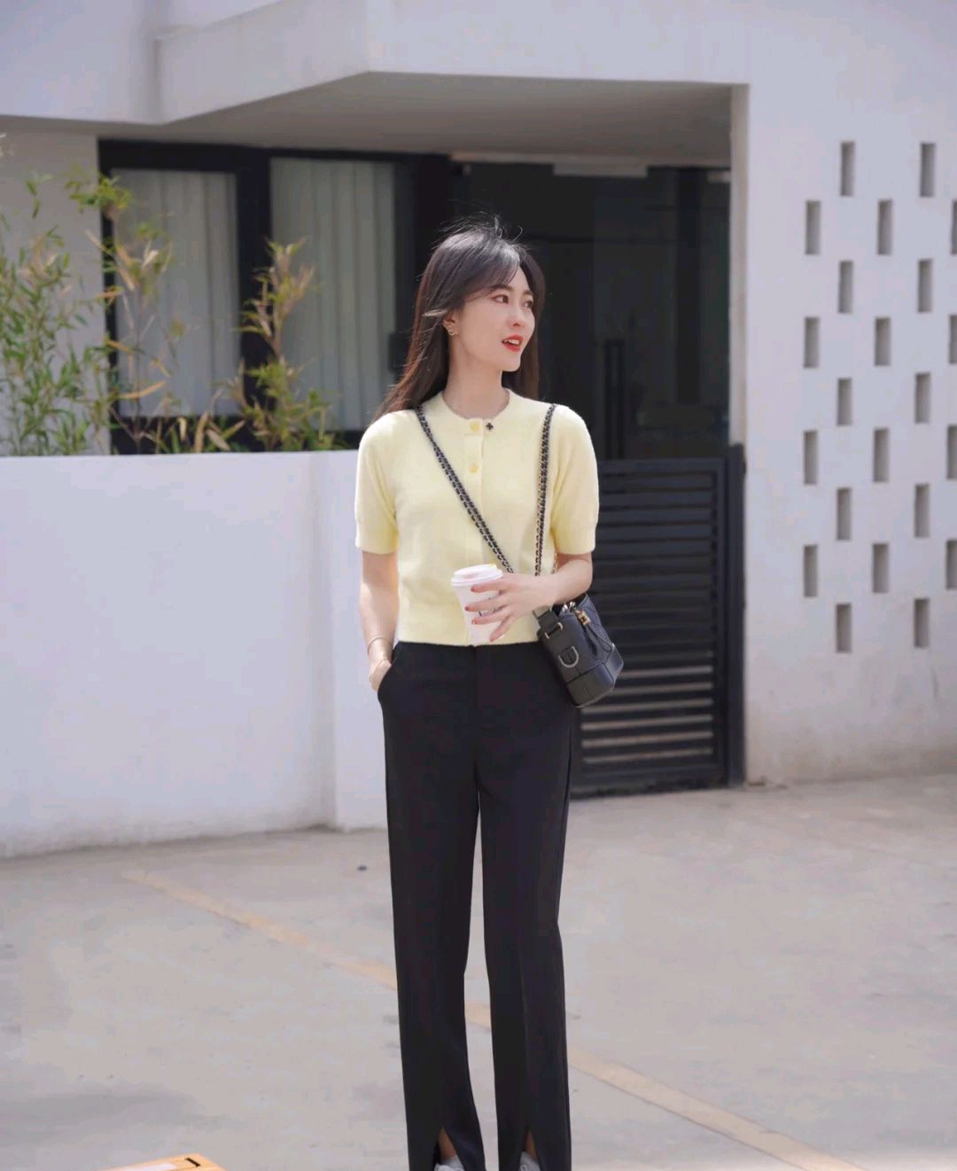 What to wear after 30?You can try a knitted cardigan, simple and