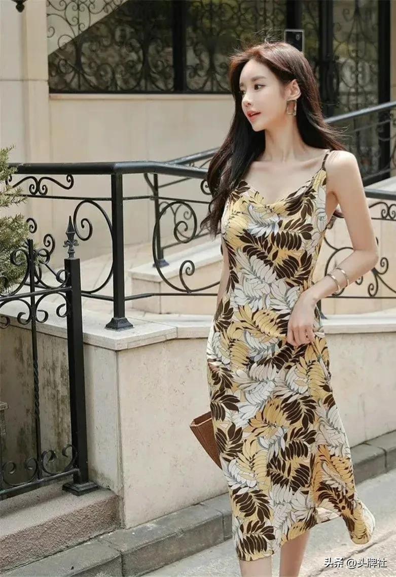 The goddess Sun Yunzhu wears a dress with autumn leaves, frost and ...