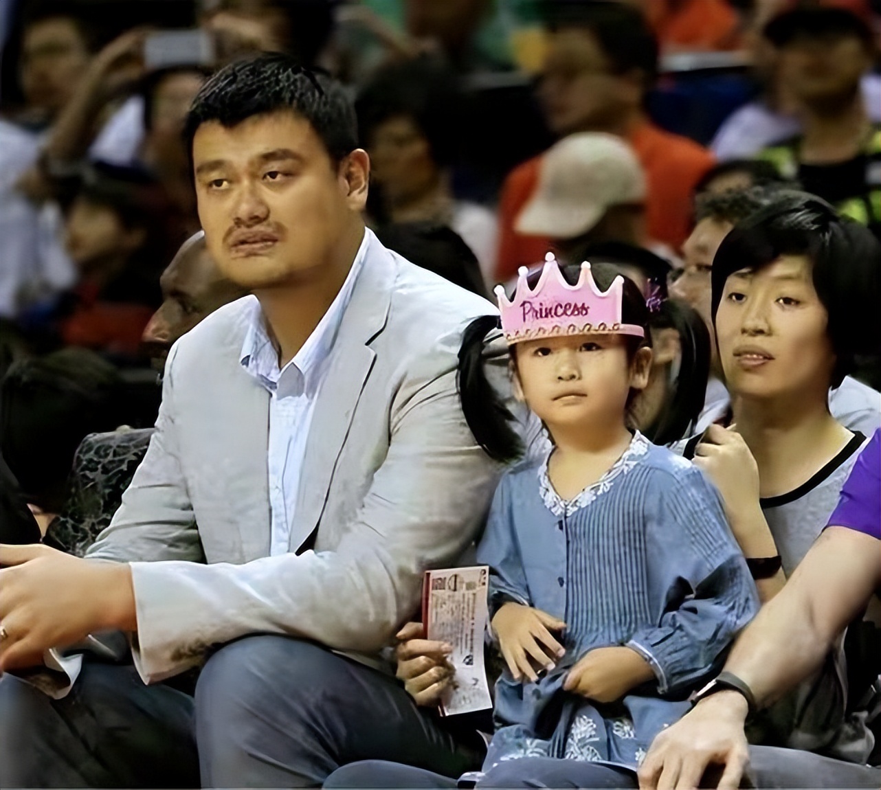 Yao Ming Walked With His Daughter To The Airport, Dressed In A Low-key ...