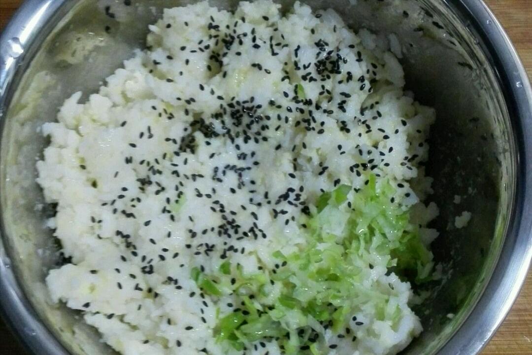 There is a new way to eat leftover rice!Xiaohui made crispy rice cakes