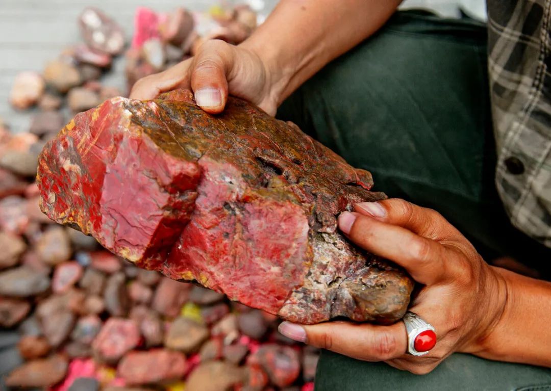 Soapstone, the "Emperor" in red gemstones, can be called the natural