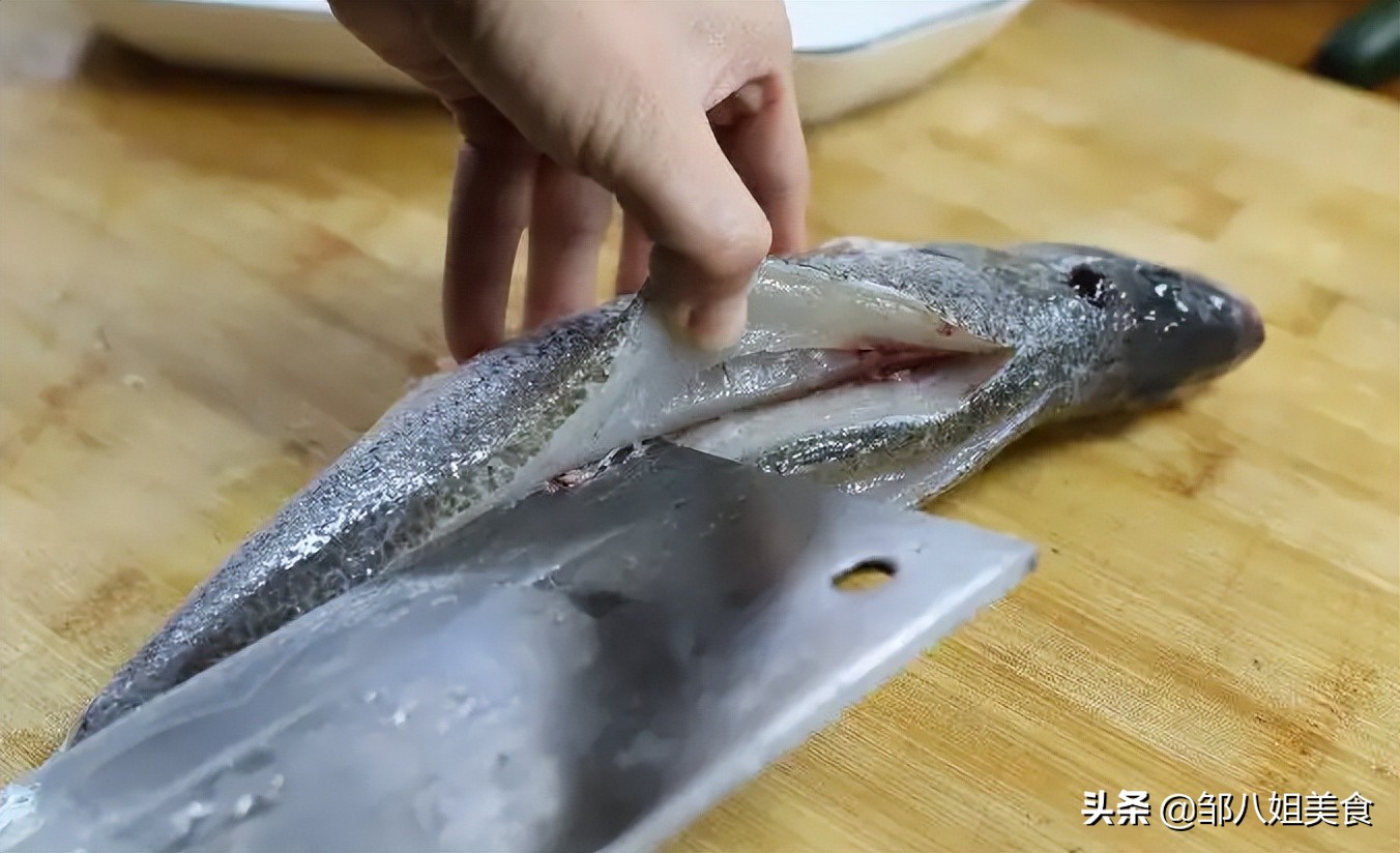 When making steamed sea bass, cooking wine is not delicious!Teach you