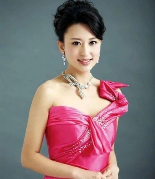 The Host, Haixia, Has 12 Photos Of Her Life, Dignified And Quiet, With ...