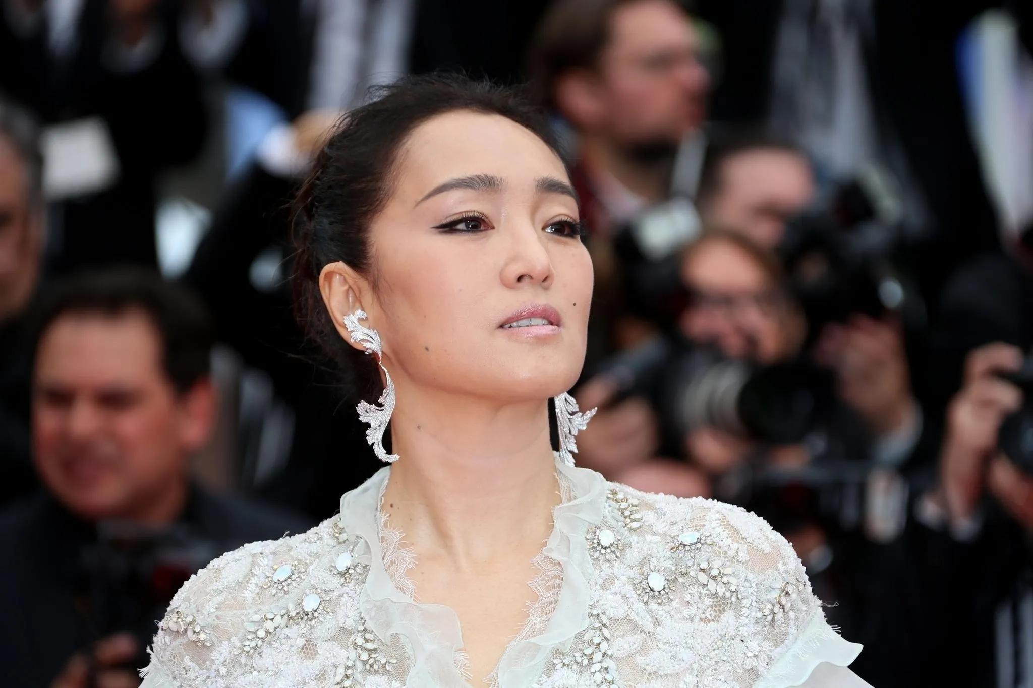 Gong Li is getting more and more mellow, 57 years old wearing a white ...