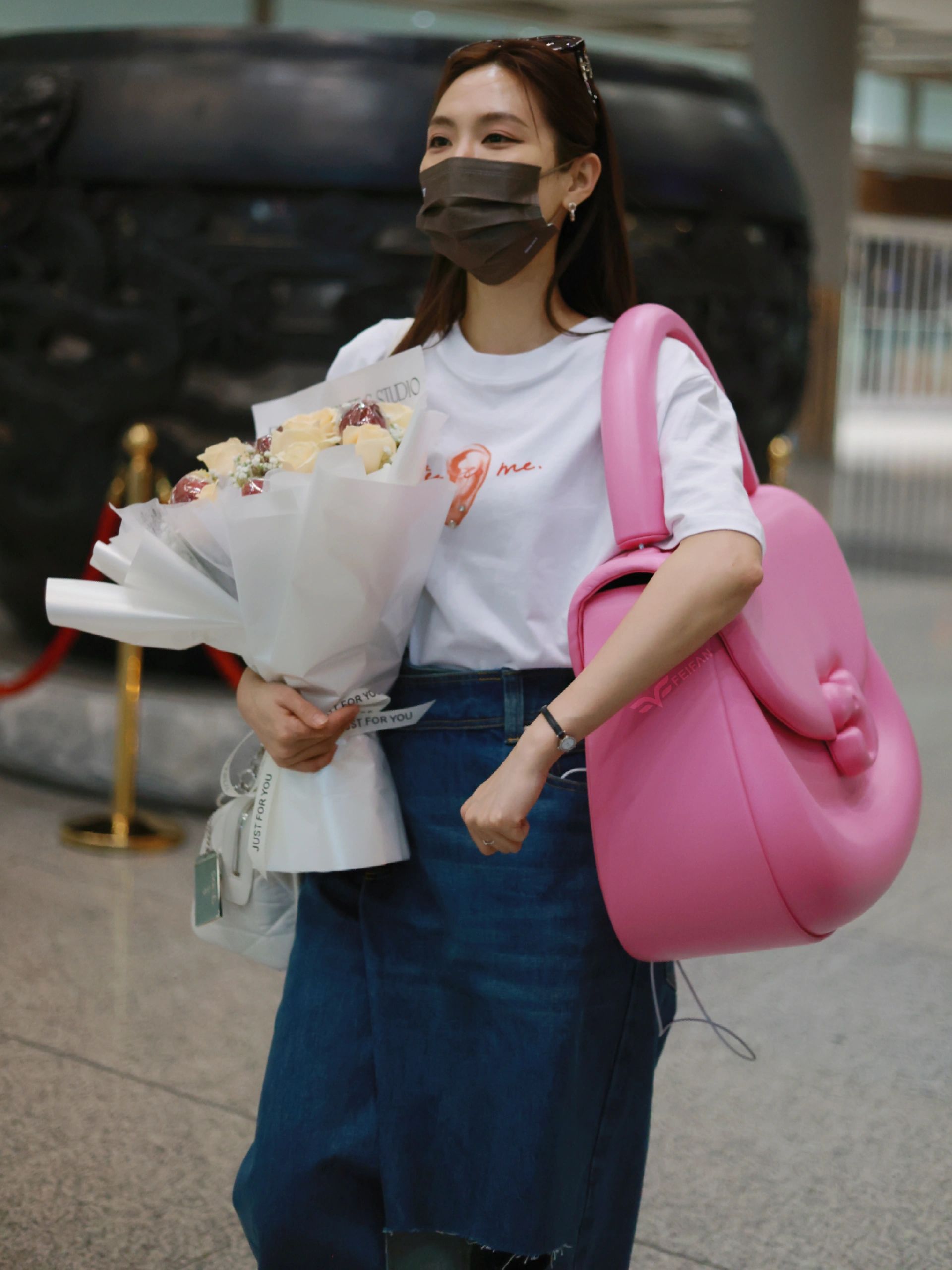Both Wang Feifei and Zhao Lusi are carrying huge bags! - iMedia