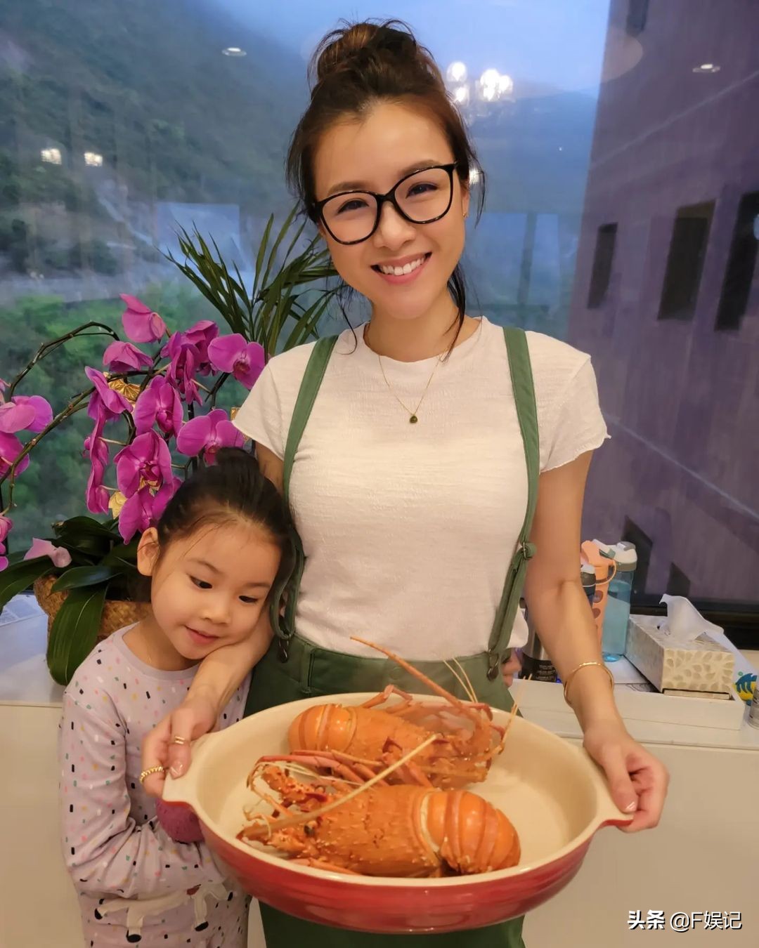 Sumptuous Amy Amy Chen personally cooks fresh lobster and enjoys a sumptuous dinner ...