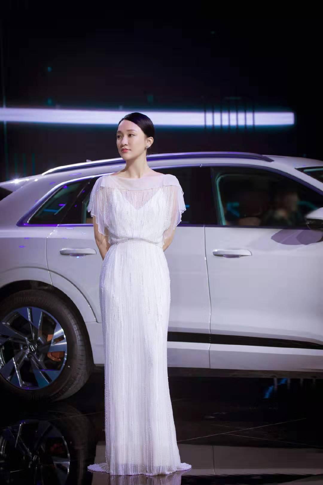 Both Zhou Xun and Yang Lan have short hair, one is petite and petite ...