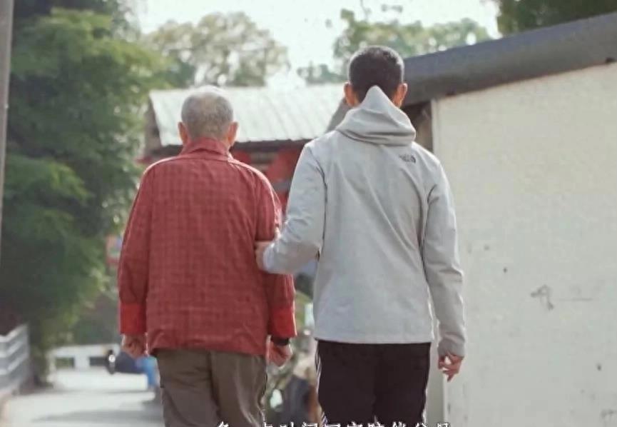 Ren Xianqi was in tears when he visited his parents in the countryside ...
