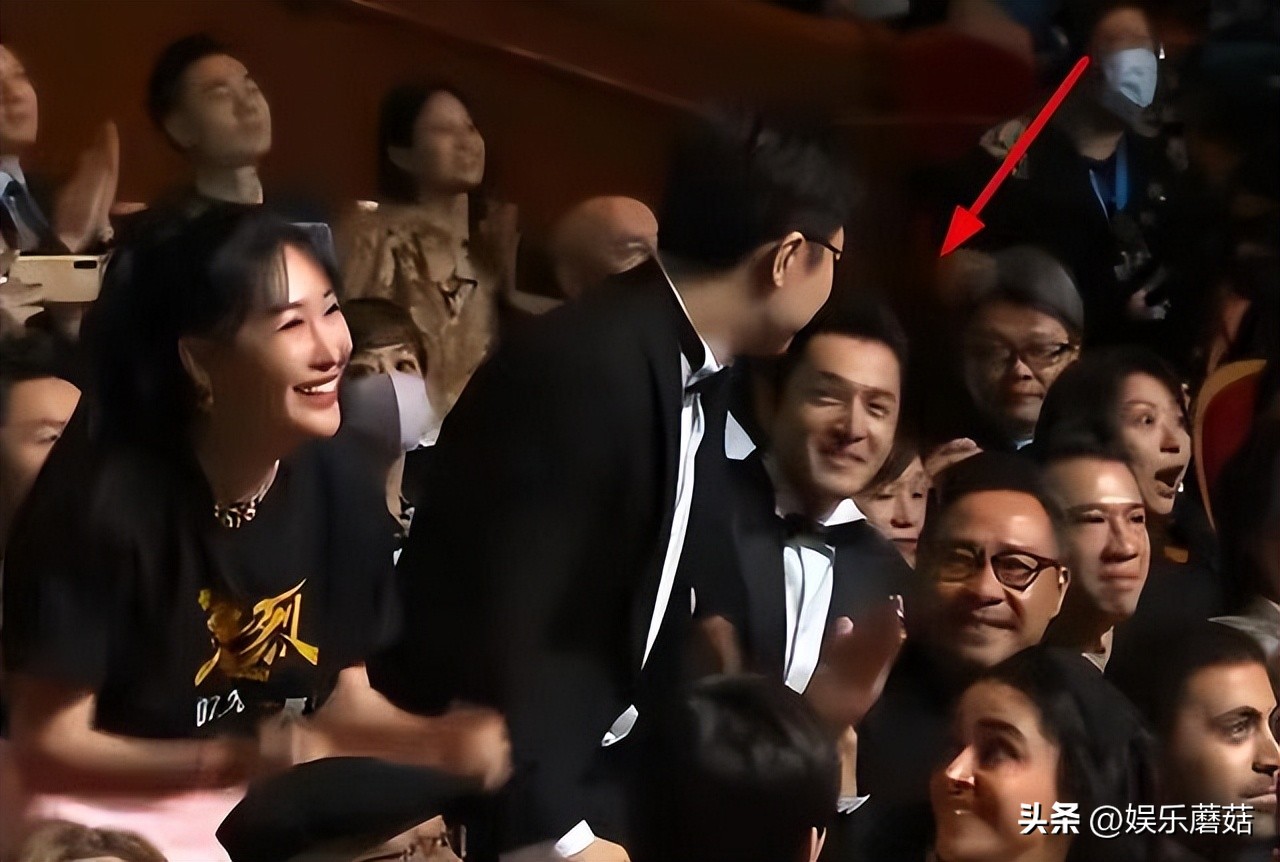This night in Shanghai, when Hu Ge heard that Dapeng took the Best ...