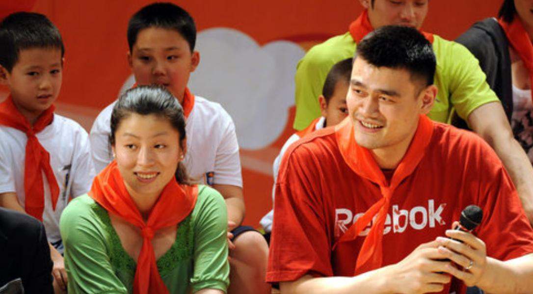 After Ye Li married the giant Yao Ming, she had to leave a slit in the ...