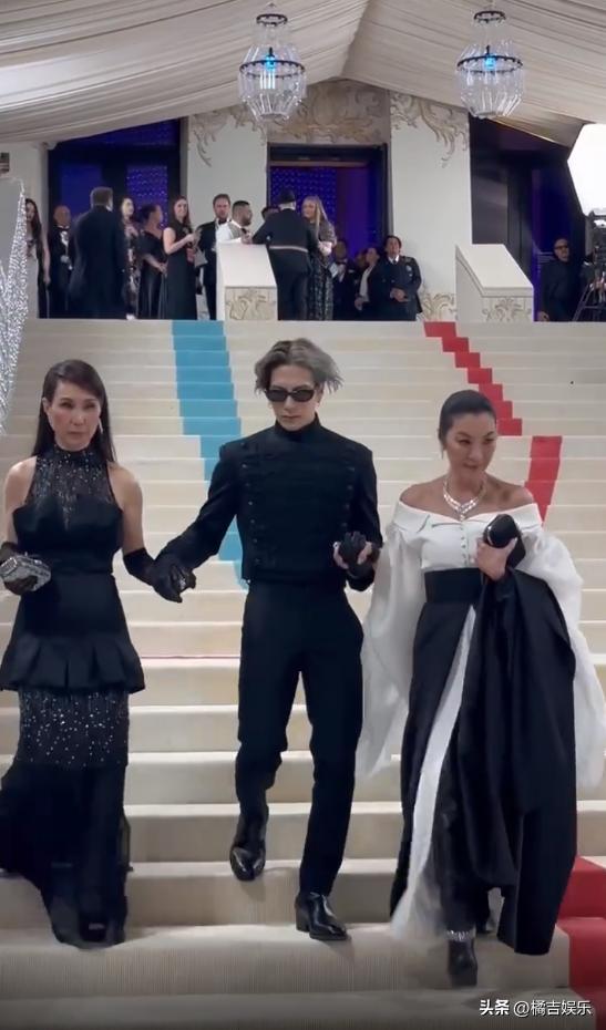 Michelle Yeoh, He Chaofeng and Wang Jiaer hold hands on the red carpet ...