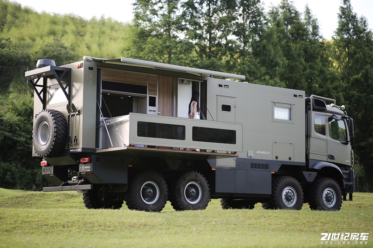 The world's first side-opening extended Mercedes-Benz Arocs 8×8 off ...