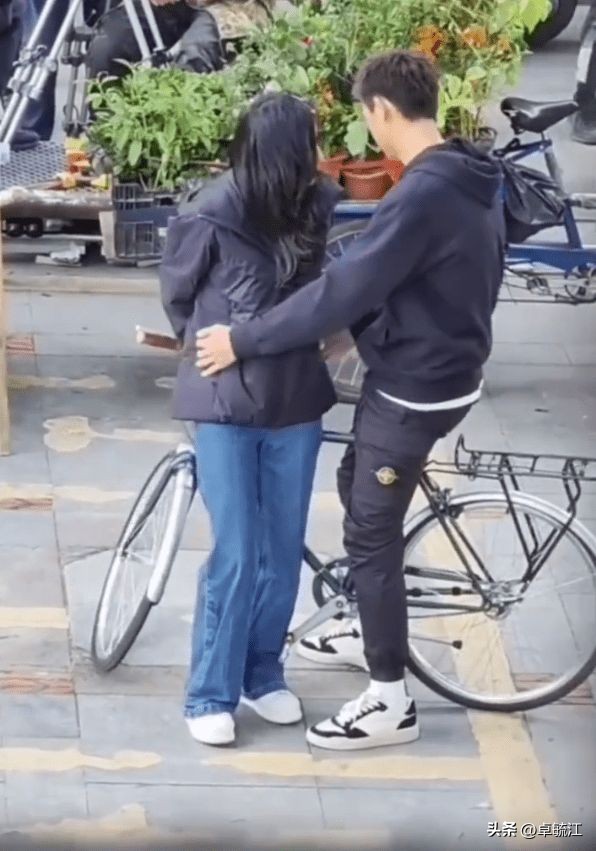 Li Xian and Zhou Yutong looked at each other sweetly, and the Reuters ...