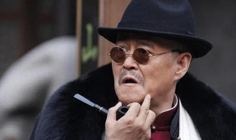 Shocking! Zhao Benshan was stepped on by the evil girl and the whole