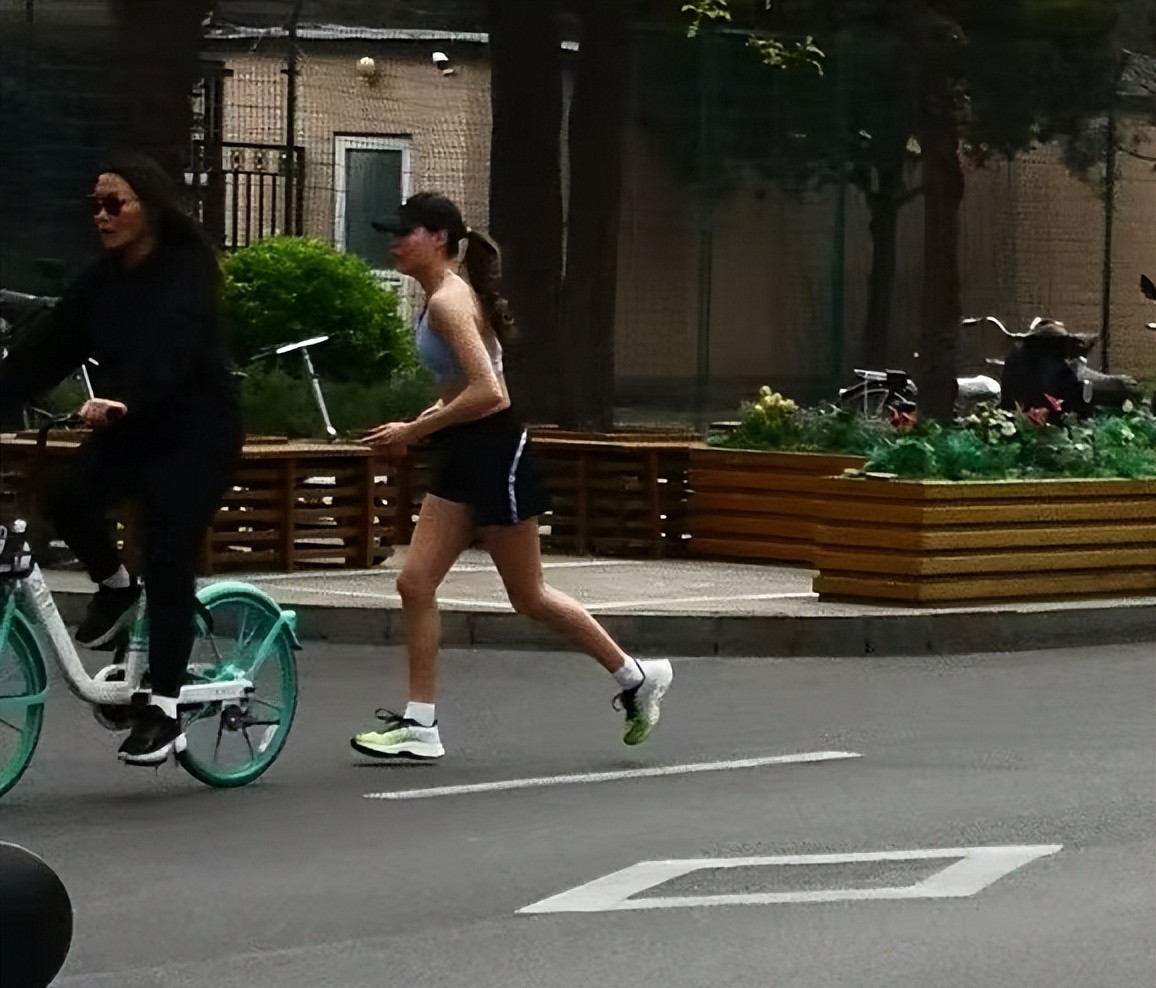 Gu Ailing wears sports underwear to run on the street, her clothes are ...