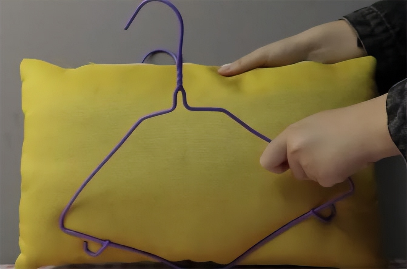 ?Don't throw away the fur collars on old clothes. Sticking them on the