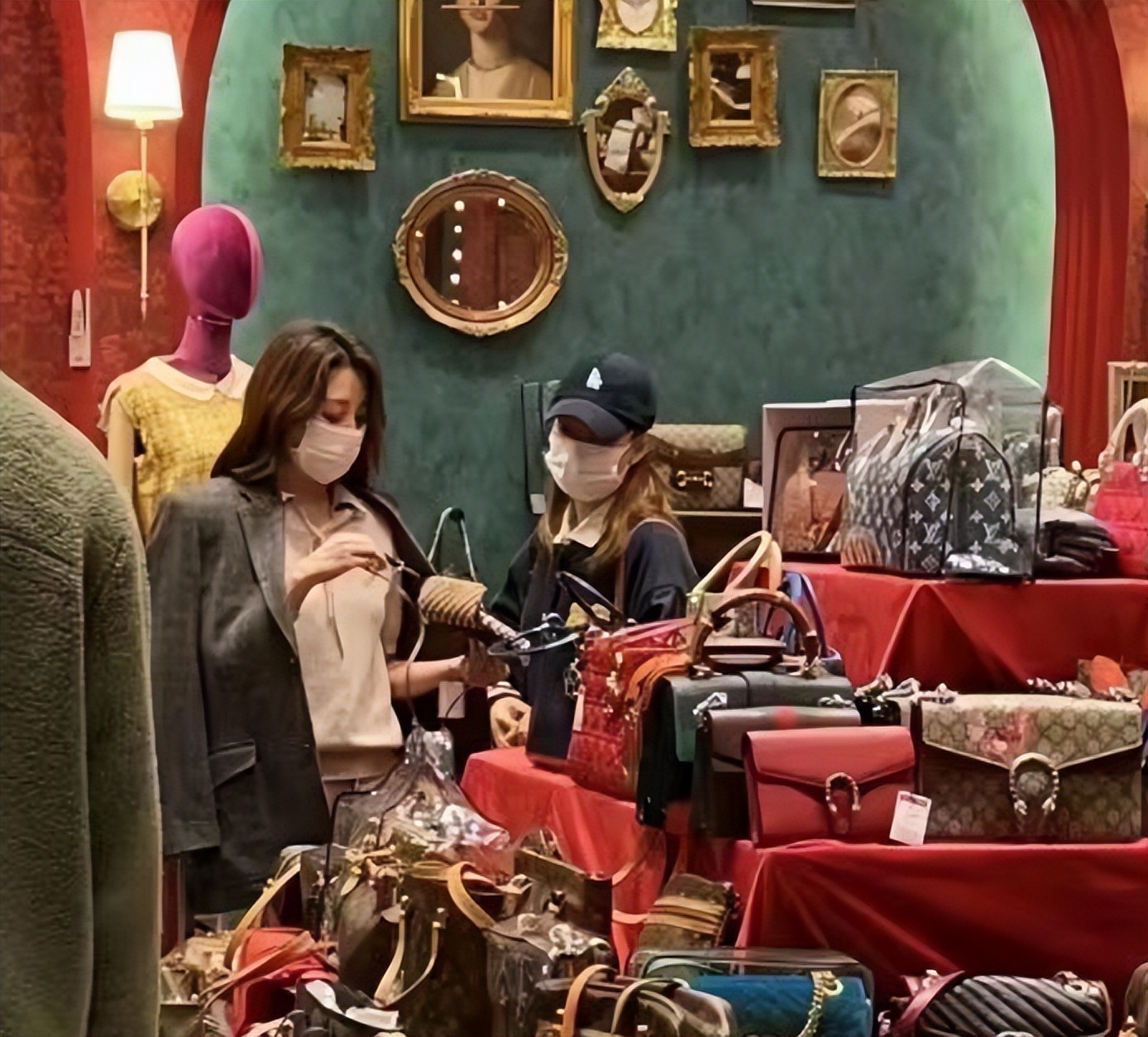 Yin Tao was packing her luggage at the hotel without makeup, wearing a