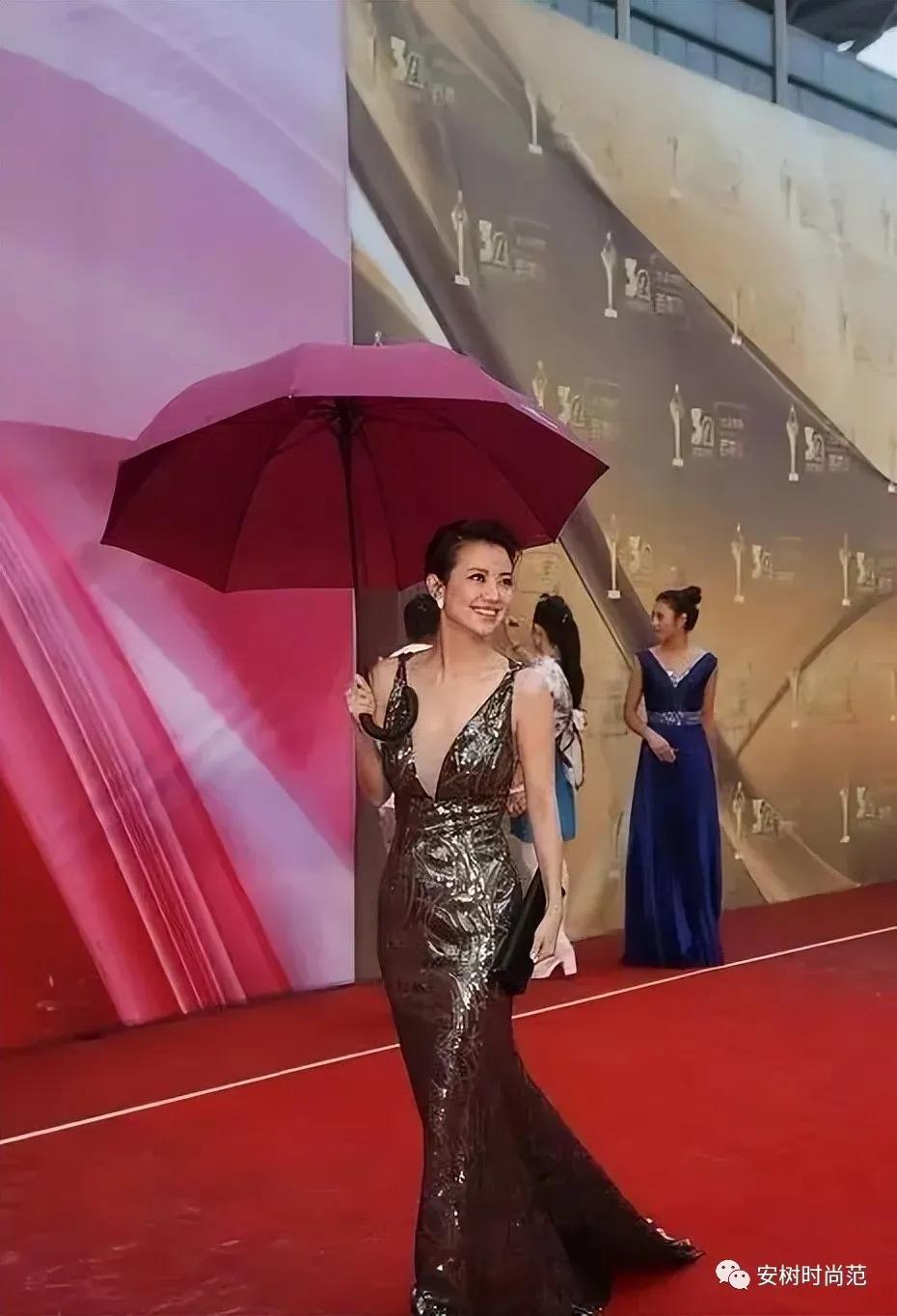 Sa Beining's ex-girlfriend Tu Jingwei Zhenmei wears a golden dress to ...