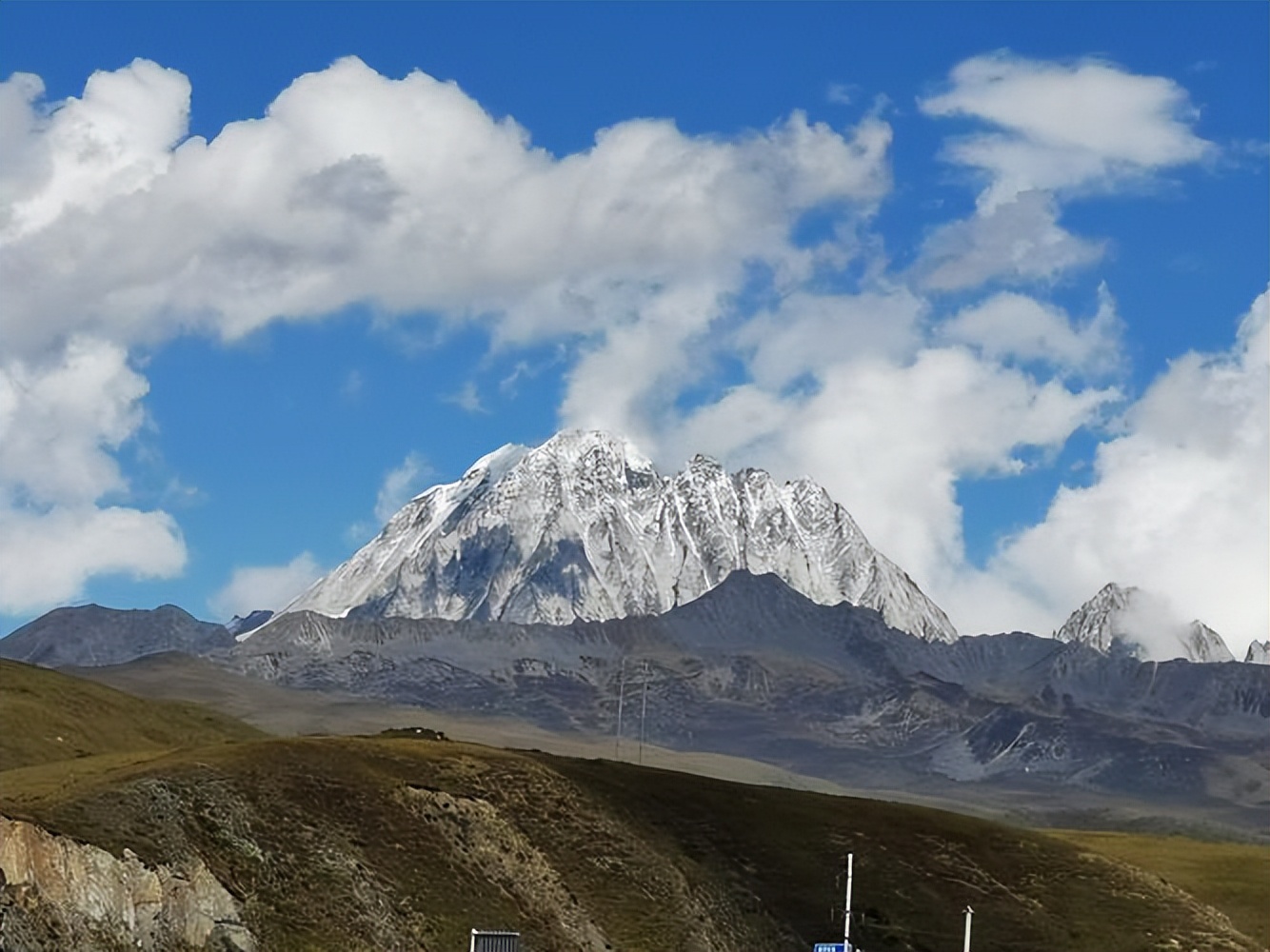 Tagong Town, Garze, Western Sichuan, has Tagong Grassland and Yala Snow ...