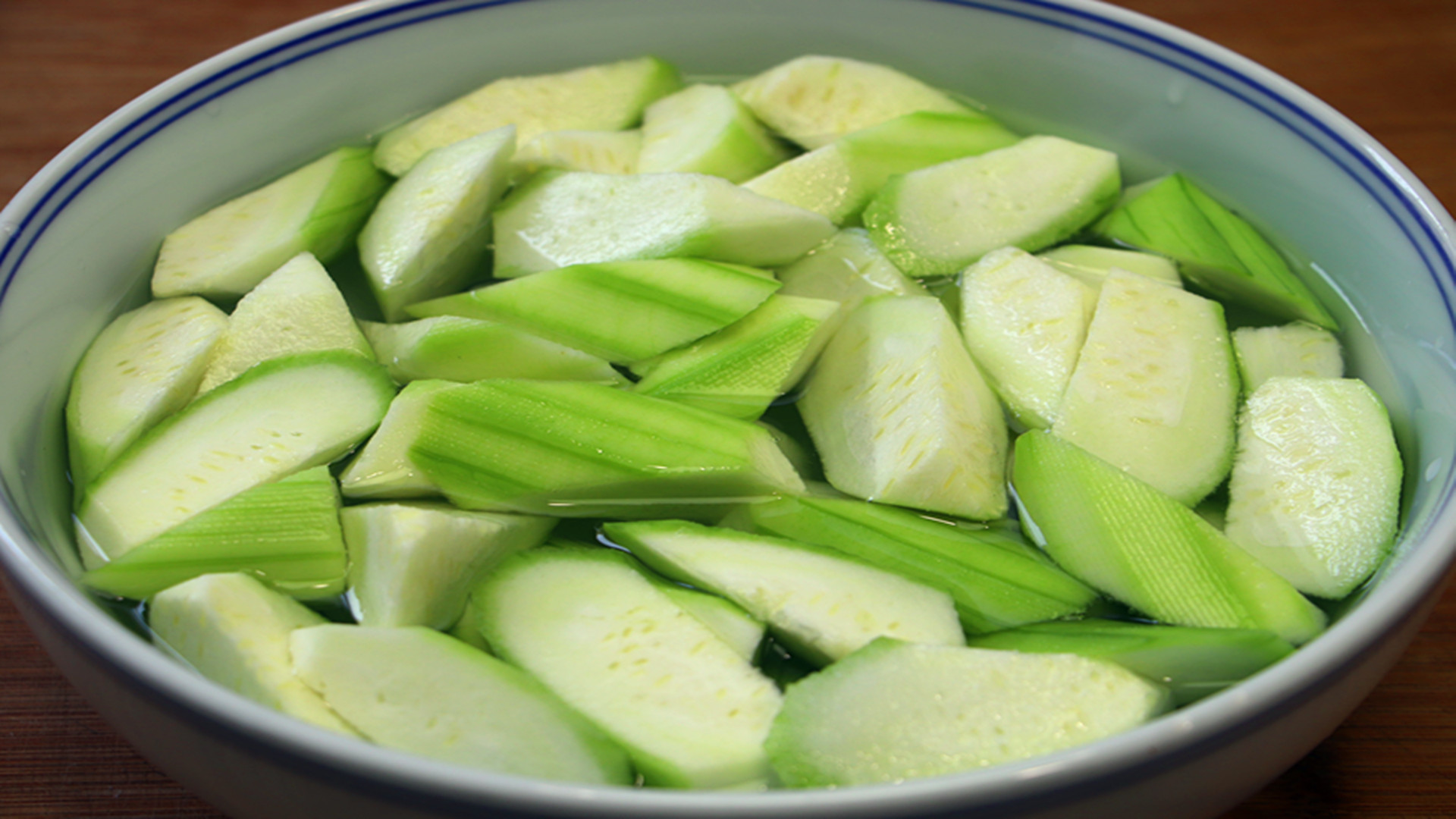 It turns out that you can't put oil in the fried loofah first, remember