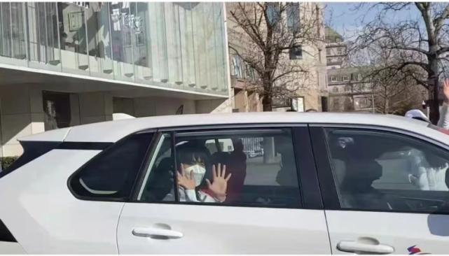 ¡muy loco!  Yuzuru Hanyu condujo de regreso a Japón, pero los fanáticos lo detuvieron y él les hizo señas para que se detuvieran - iNEWS