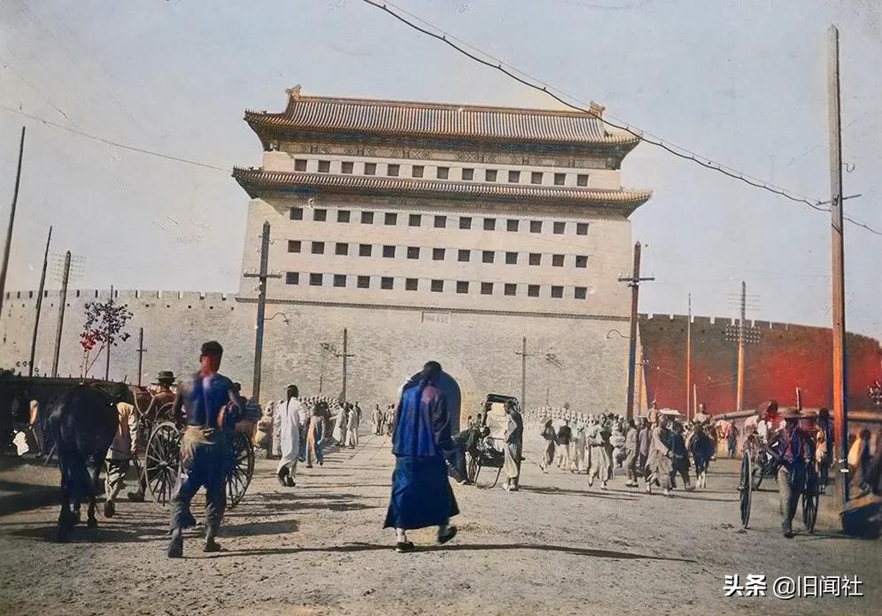The last Qing Dynasty Beijing in 1911: Chinese and foreign teachers from  Peking University had a dinner, and the dragon flag fluttered on the  commercial street - iNEWS