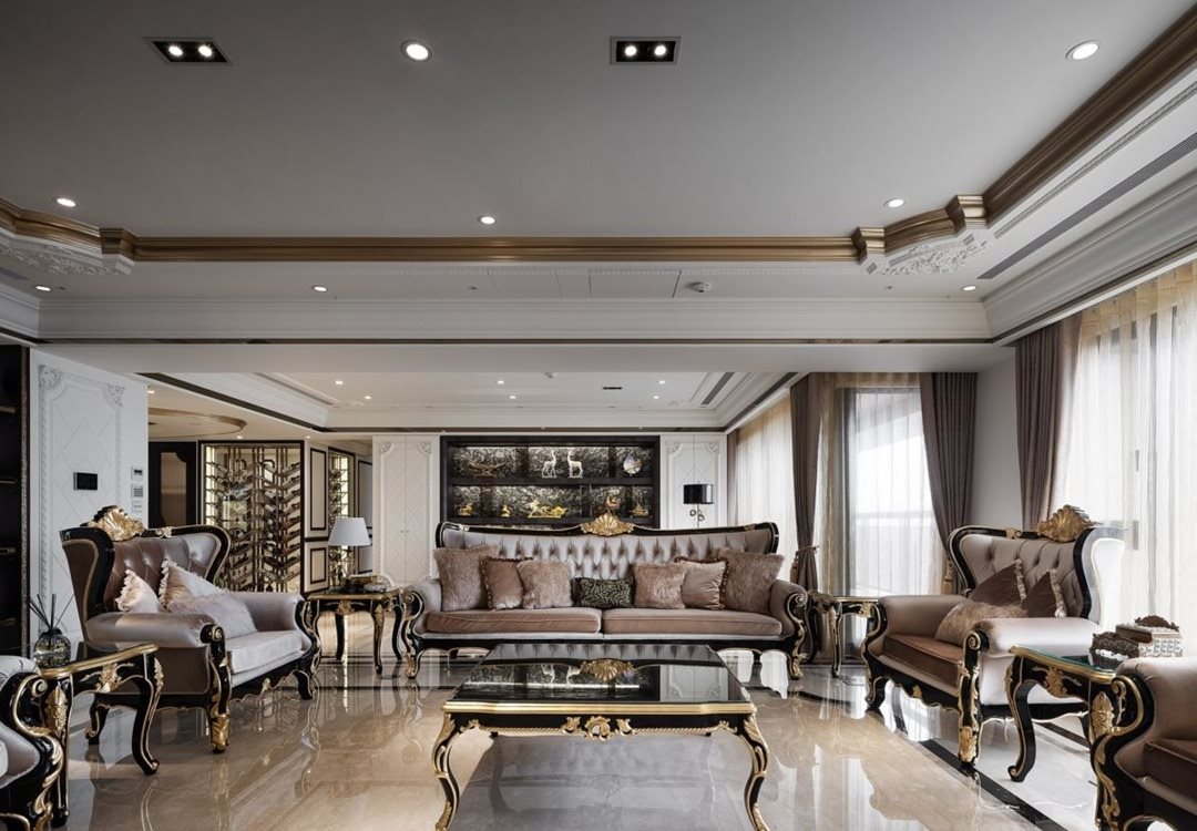 He moved the court home! 331㎡ classical style mansion, light and ...