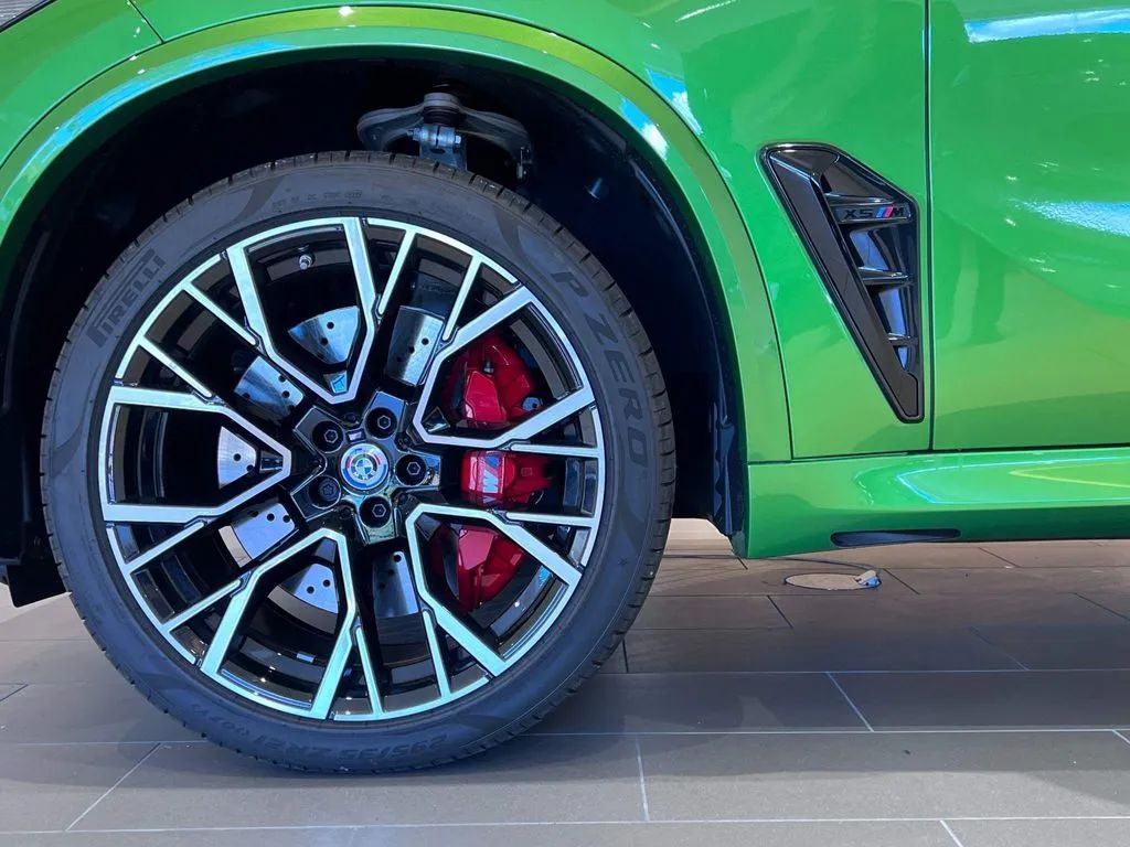 The same green, these two car paints can present a completely different