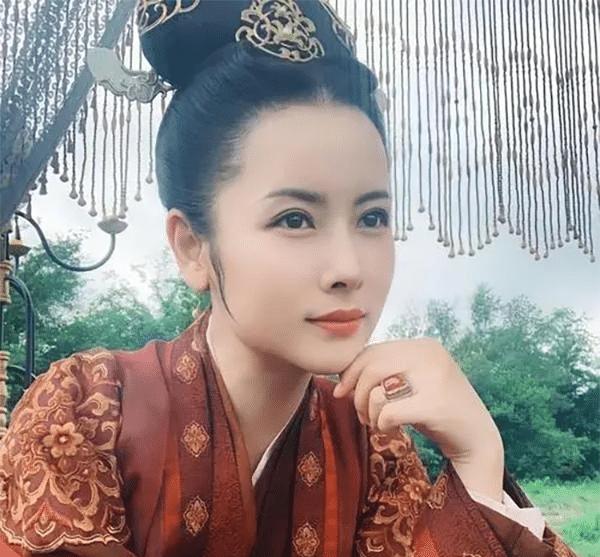 Not a member of Huan Rui, but he frequently acts in Huan Rui dramas ...