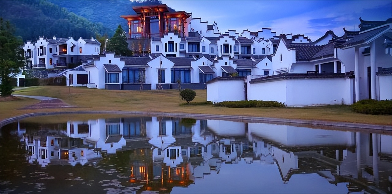 Exploring the Banyan Tree Resort at the foot of Mount Huangshan, the ...