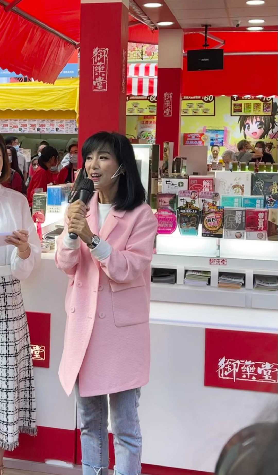 66yearold Michelle is really good at dressing, a pink coat and jeans, young but not