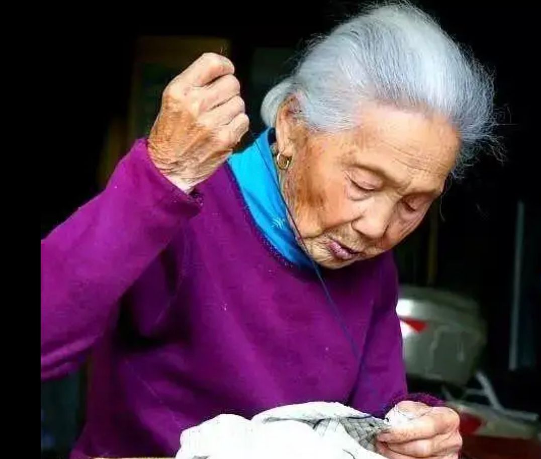 In 1945, a 12yearold girl in Sichuan helped a 9yearold boy, and the