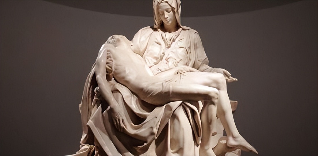 How do sculptors use the flow of lines to make their works more vivid