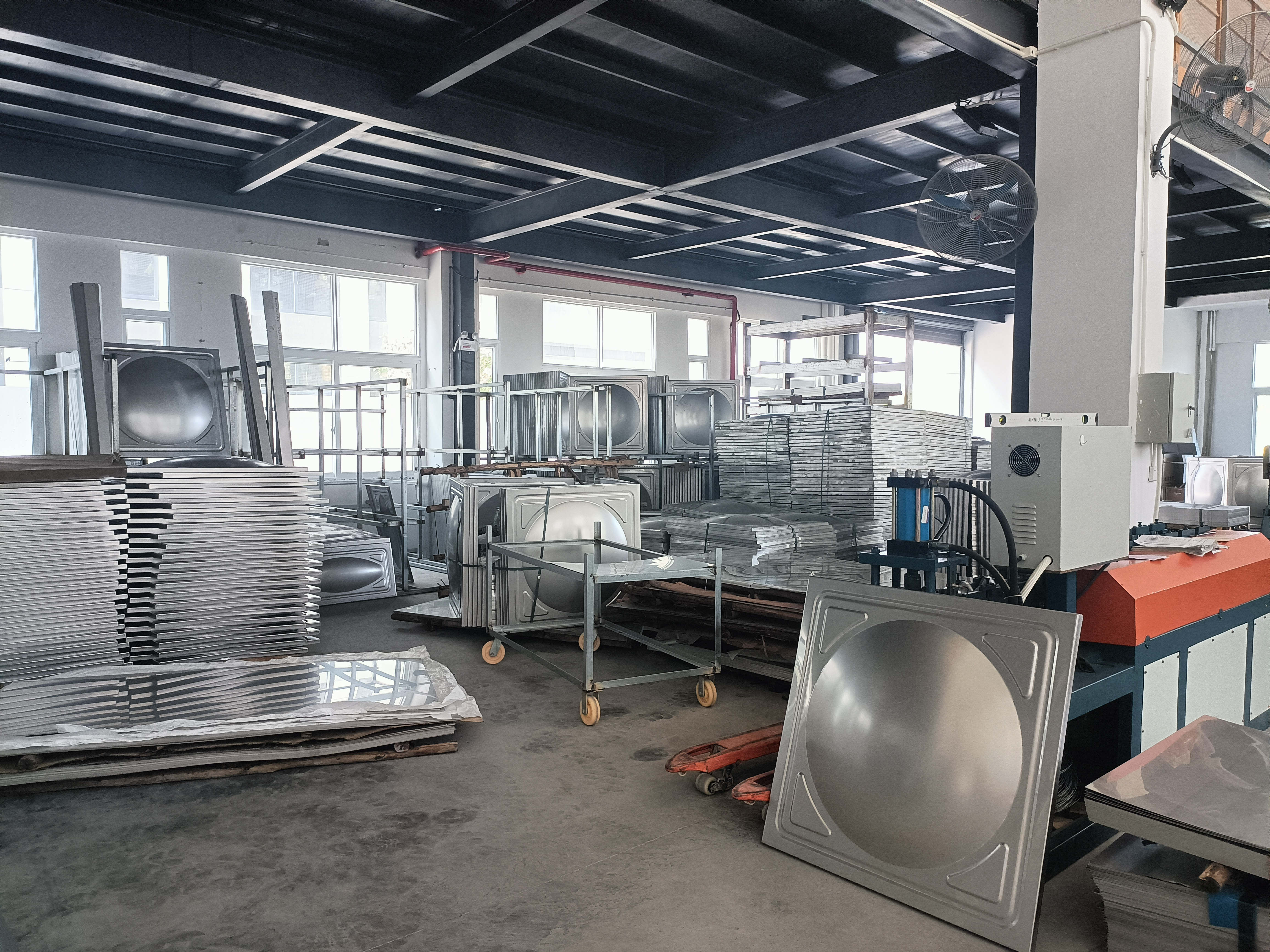 What are the factors that affect the price of finished stainless steel water tanks? iNEWS