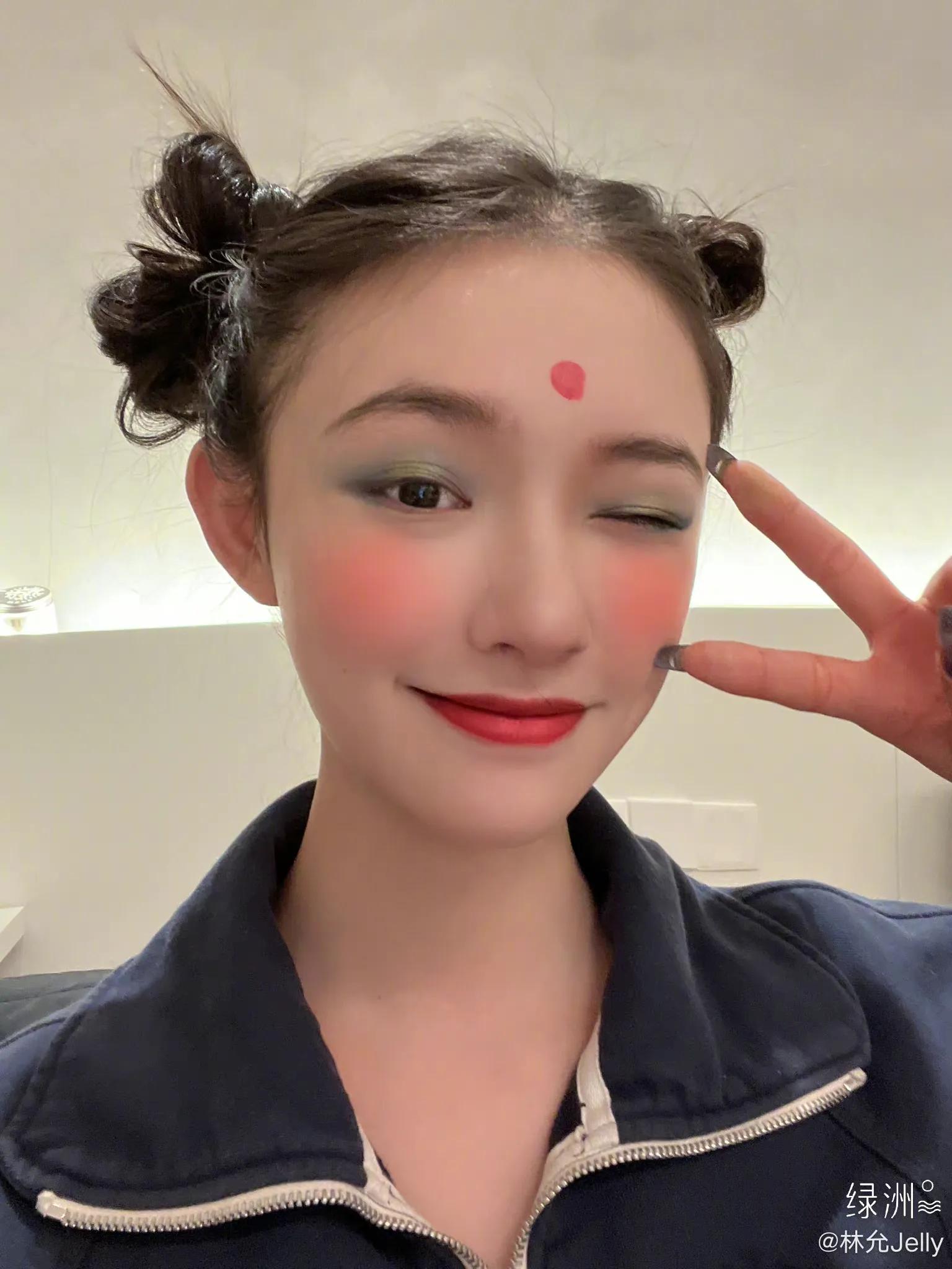 Lin Yun's art show makeup photo with her parents, it's so cute - iNEWS