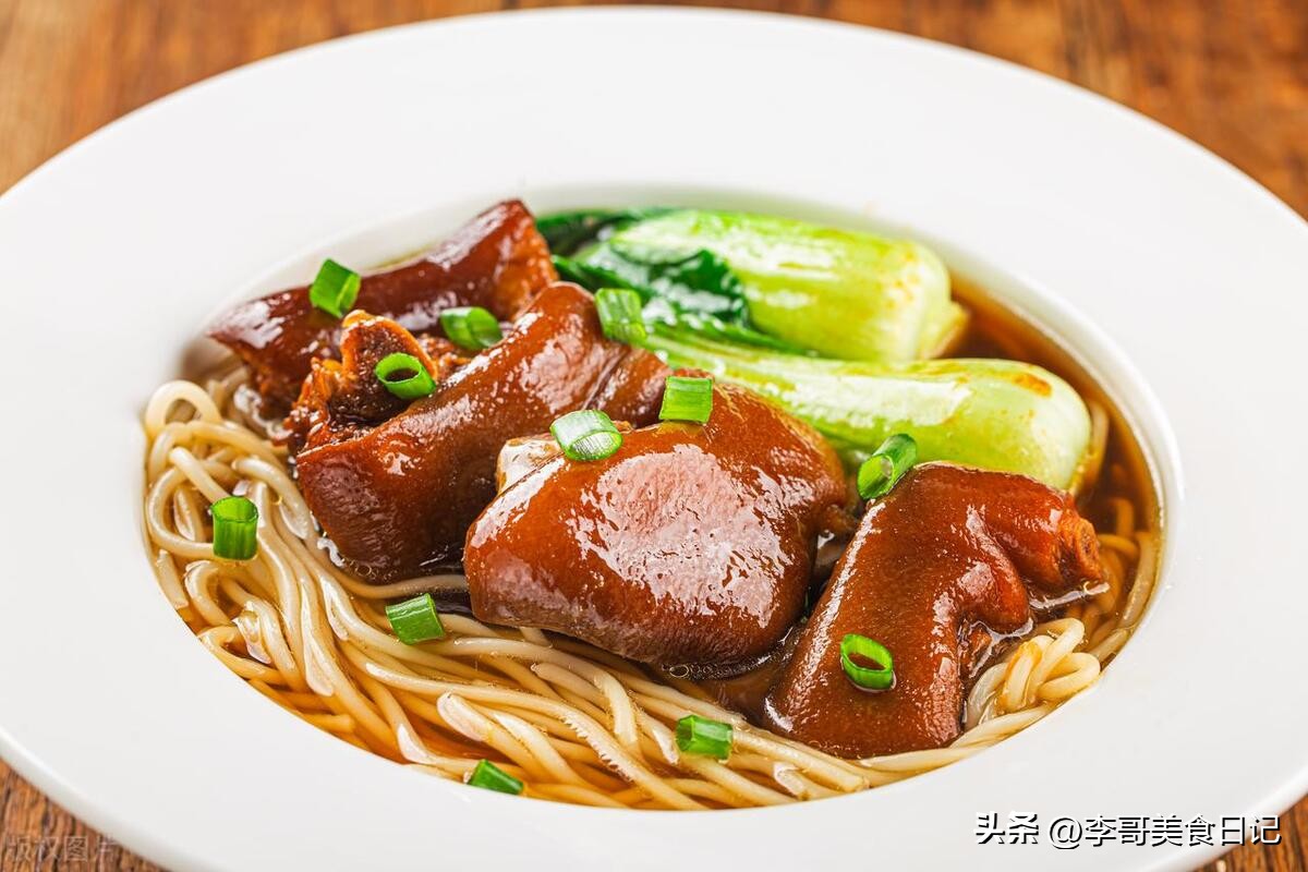 Teach you the delicious pork feet noodles, even picky eaters like it