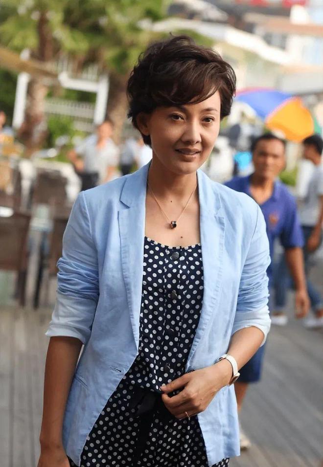 49-year-old Niu Li sat on the table and chatted! Wearing ultra-short ...