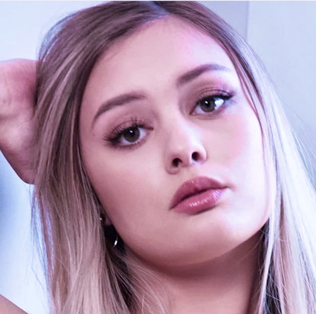 Amber Moore, stunning brown eyes and blonde hair - iMedia