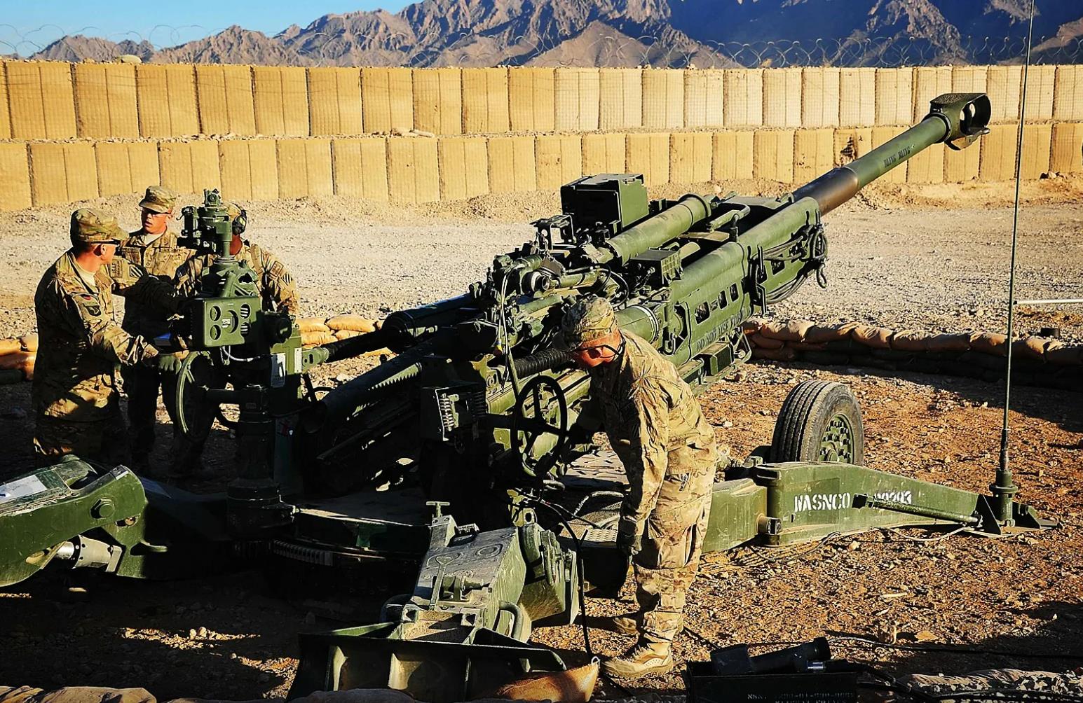 The M777 ultra-light howitzer, equipped with a large number of U.S ...