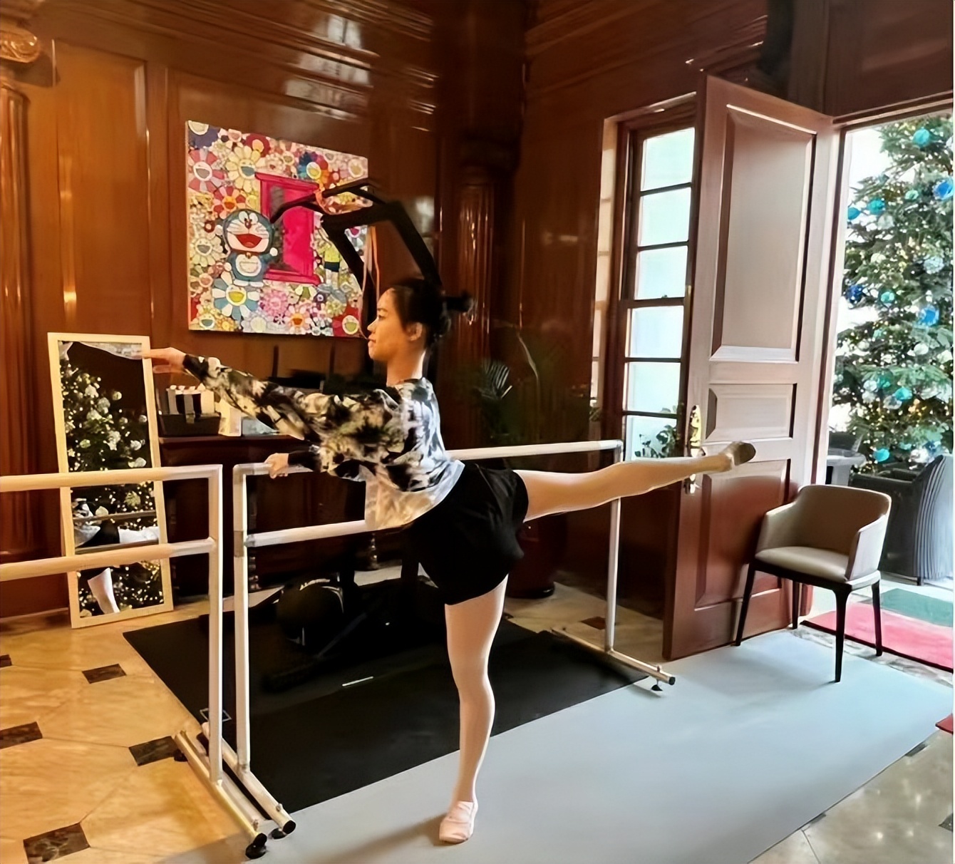 Liu Xiuying posted stage photos, rarely sent a message to thank her ...
