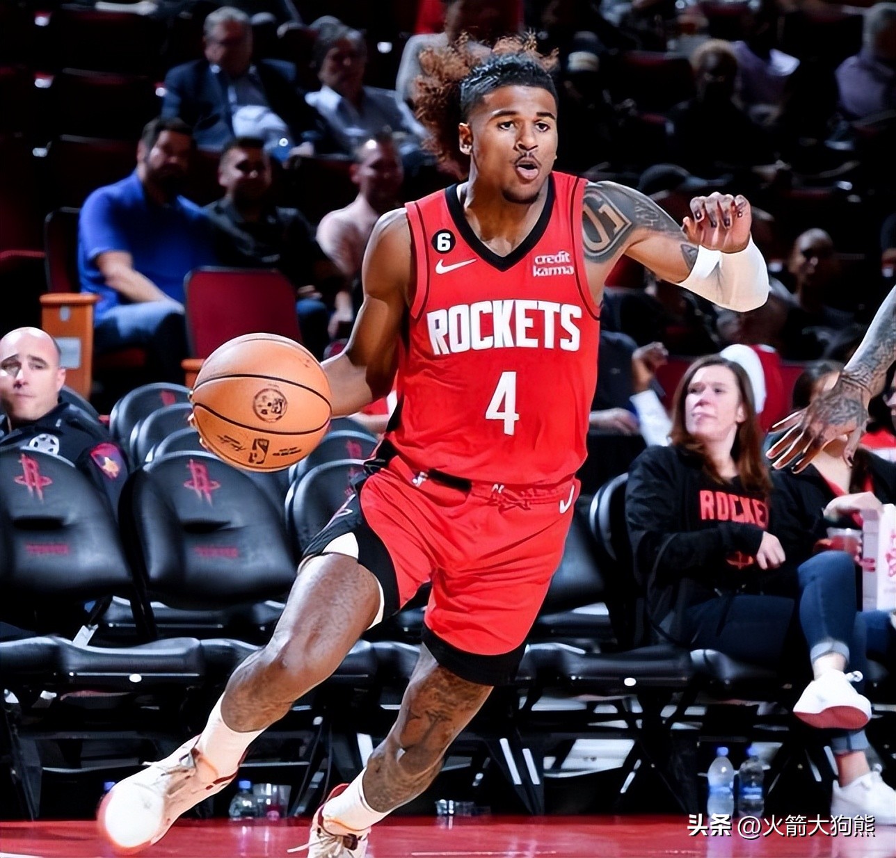 Strong start!The Rockets' main control continued to perform at 20+5+5 ...